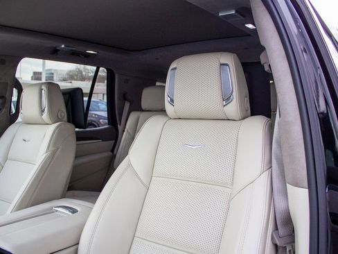 Used 2026 Cadillac Escalade Platinum Sport w/ LPO, Floor Liner Package AWD/4WD image 12