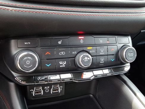 Used 2025 Dodge Durango GT AWD/4WD image 13