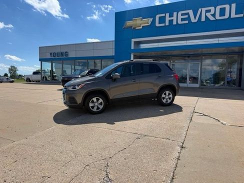 Used 2022 Chevrolet Trax LT w/ LT Convenience Package AWD/4WD image 3