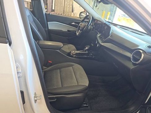 Used 2024 Chevrolet Trax LT w/ Driver Confidence Package FWD image 12