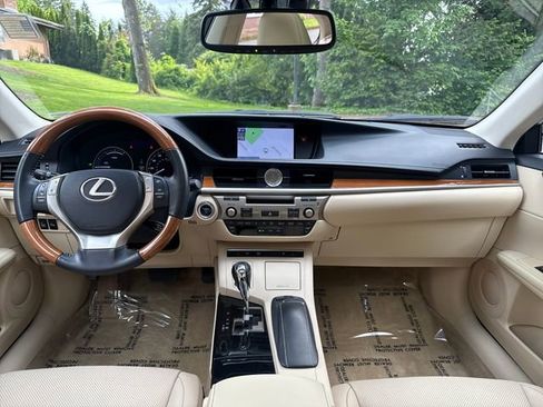 Used 2013 Lexus ES 300h w/ Luxury Pkg FWD image 13