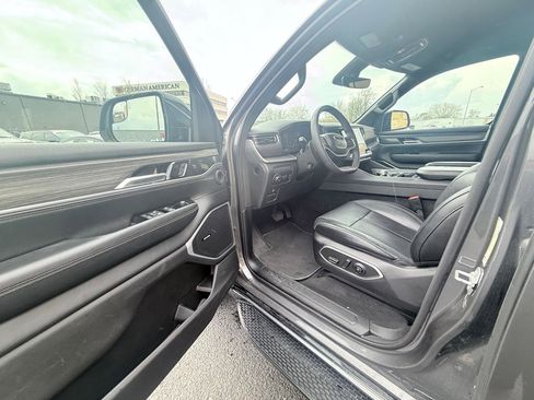 Used 2024 Jeep Wagoneer Series II w/ Flexible Seating Group image 9