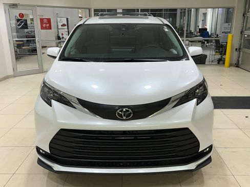 New 2026 Toyota Sienna XLE image 3