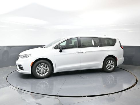 New 2026 Chrysler Pacifica Select image 5