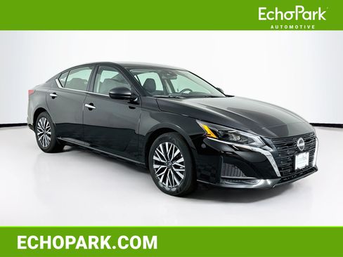 Used 2025 Nissan Altima 2.5 SV FWD image 1