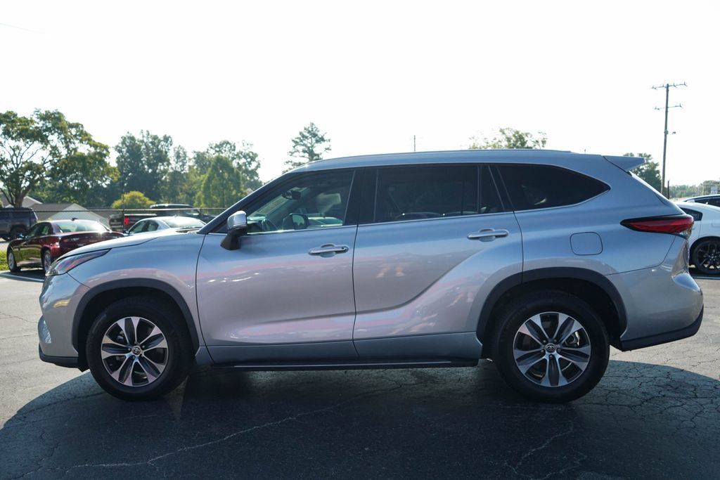 Used 2022 Toyota Highlander XLE FWD image 25