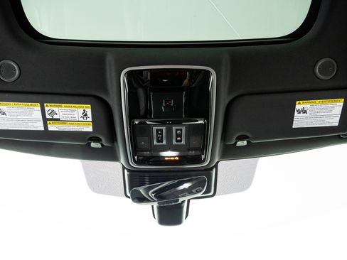 Used 2025 Land Rover Range Rover Velar Dynamic SE AWD/4WD image 19