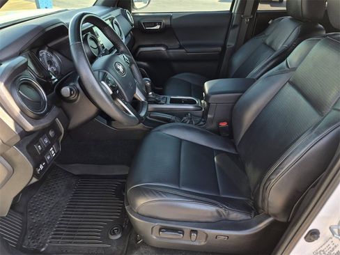 Used 2023 Toyota Tacoma TRD Off-Road w/ TRD Premium Off Road Package image 31