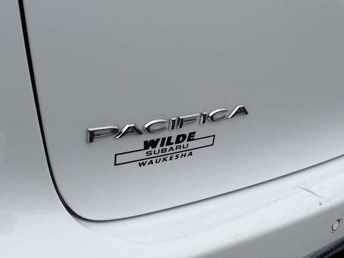 Used 2024 Chrysler Pacifica Touring-L FWD image 17