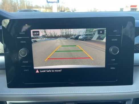 Certified 2025 Volkswagen Taos SE w/ Panoramic Sunroof Package image 19