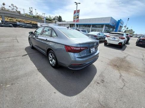 Used 2024 Volkswagen Jetta SE FWD image 6