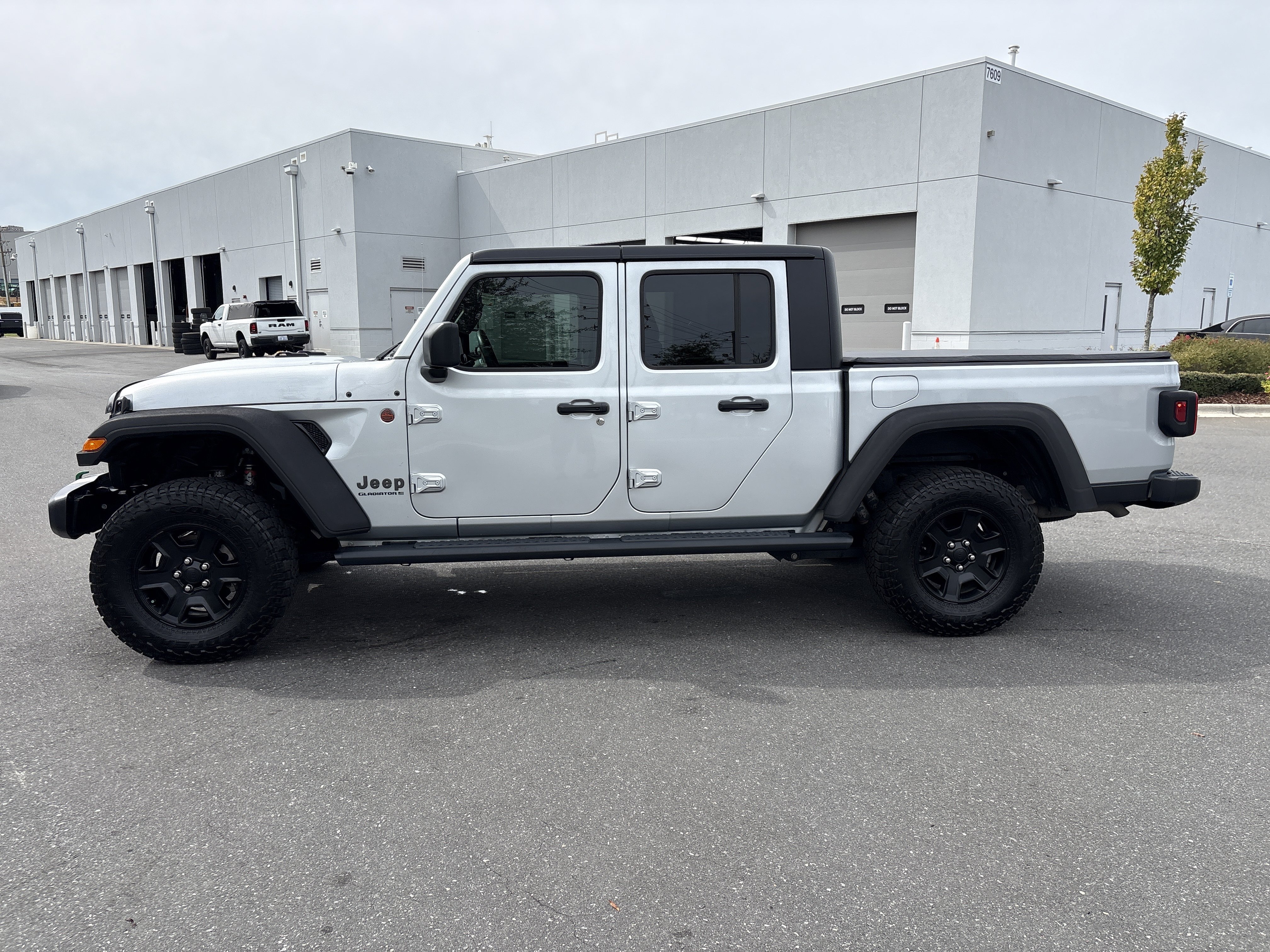 Used 2023 Jeep Gladiator Mojave w/ Cold Weather Group AWD/4WD image 6