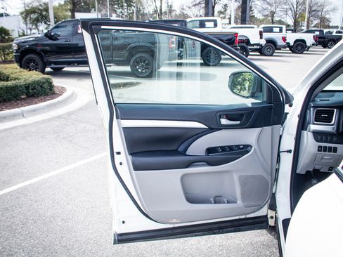 Used 2016 Toyota Highlander XLE image 14