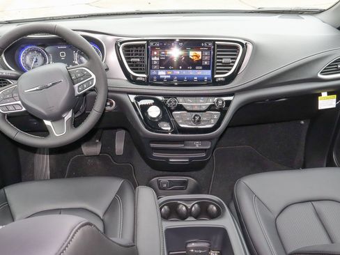 New 2026 Chrysler Pacifica Select image 21