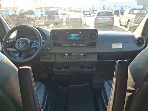 Used 2024 Mercedes-Benz Sprinter 2500 image 10