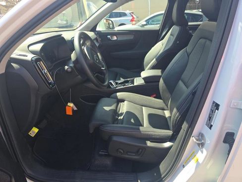 Used 2025 Volvo XC40 B5 Plus image 3