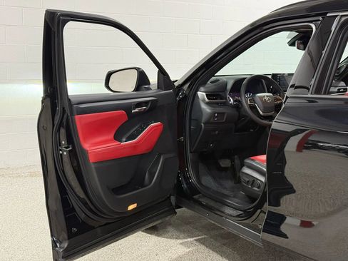 Used 2022 Toyota Highlander XSE image 10