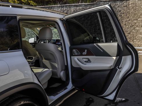 Used 2024 Mercedes-Benz GLS 450 4MATIC image 17