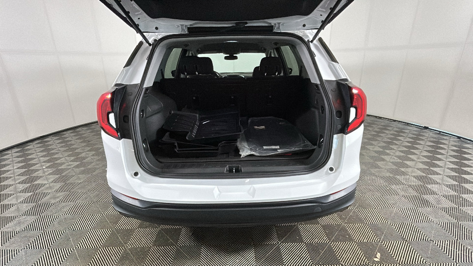 Used 2019 GMC Terrain SLE w/ Driver Convenience Package AWD/4WD image 34