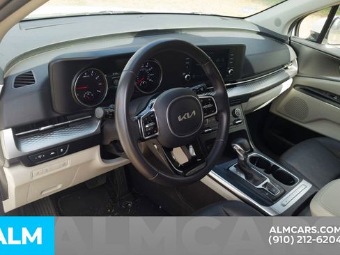 Used 2024 Kia Carnival LX image 5