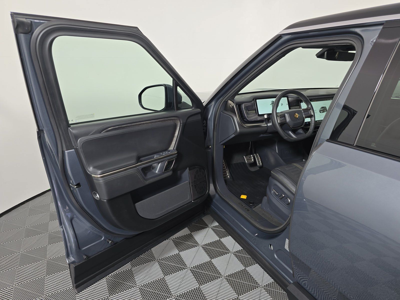 Used 2022 Rivian R1S Launch Edition Quad AWD/4WD image 16
