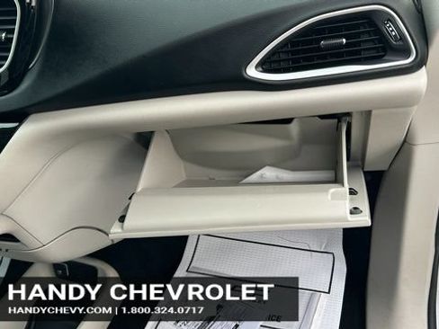 Used 2024 Chrysler Pacifica Touring-L FWD image 59