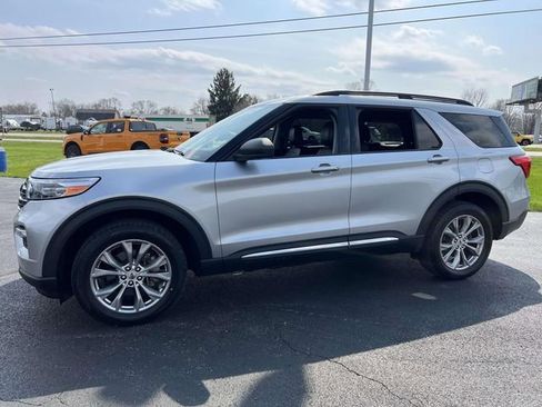 Certified 2022 Ford Explorer XLT w/ Equipment Group 202A AWD/4WD image 3
