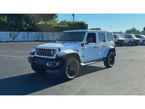 Used 2025 Jeep Wrangler Unlimited Sahara AWD/4WD image 4
