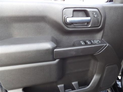 Used 2020 Chevrolet Silverado 1500 Custom w/ Custom Value Package image 11