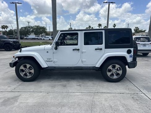 Used 2017 Jeep Wrangler Unlimited Sahara w/ Connectivity Group AWD/4WD image 9