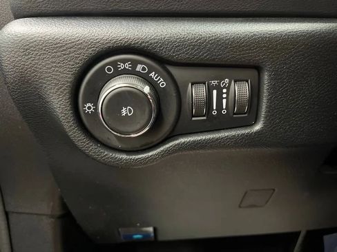 Used 2025 Chrysler Pacifica Select FWD image 25