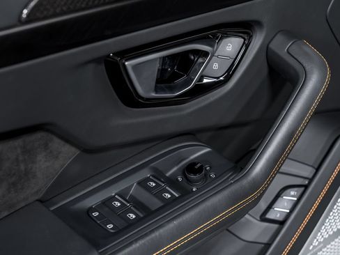 Used 2022 Lamborghini Urus AWD/4WD image 10