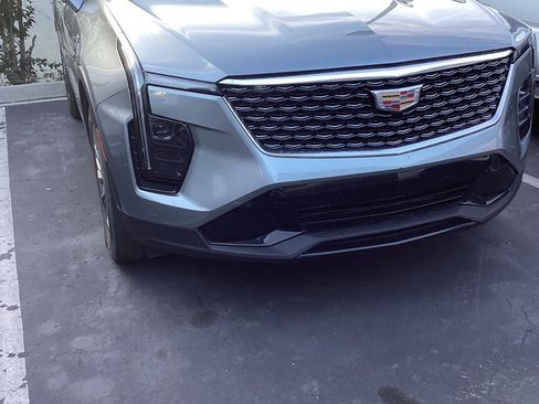 Used 2024 Cadillac XT4 Premium Luxury image 4