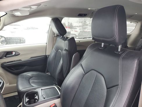 Used 2022 Chrysler Pacifica Touring-L image 11