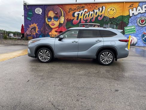 Used 2023 Toyota Highlander Platinum AWD/4WD image 2