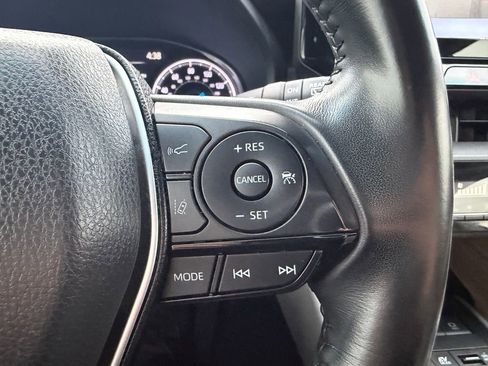 Used 2022 Toyota Venza XLE image 19