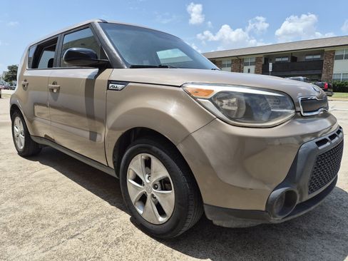 Used 2016 Kia Soul FWD image 2