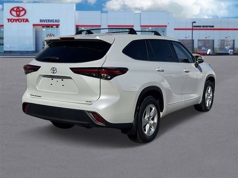 Certified 2022 Toyota Highlander L image 6