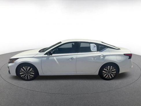 Used 2025 Nissan Altima 2.5 SV FWD image 9