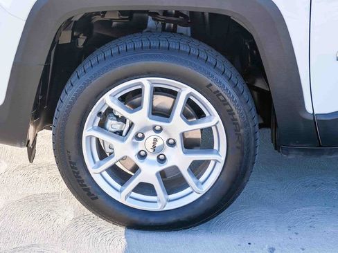 Used 2023 Jeep Renegade Latitude AWD/4WD image 10