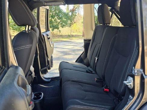 Used 2018 Jeep Wrangler Unlimited Sahara w/ Connectivity Group AWD/4WD image 30