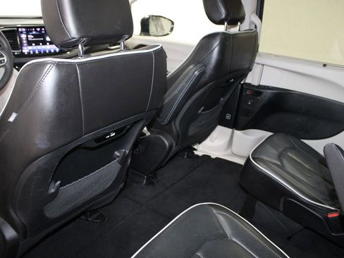 Used 2023 Chrysler Pacifica Limited FWD image 27