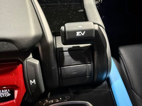 Used 2025 Lamborghini Urus SE AWD/4WD image 41
