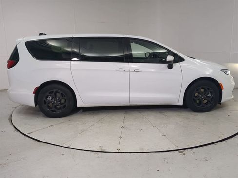 Used 2023 Chrysler Pacifica Touring-L w/ S Appearance Package image 7