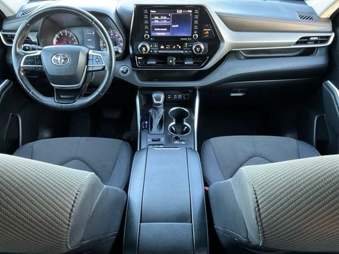 Used 2022 Toyota Highlander LE image 15