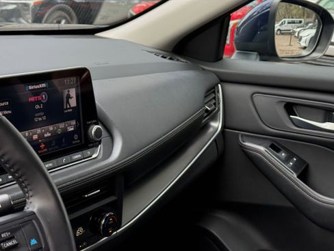 Used 2025 Nissan Rogue SV image 31