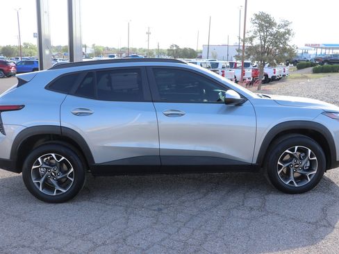 Used 2025 Chevrolet Trax LT w/ Driver Confidence Package FWD image 9