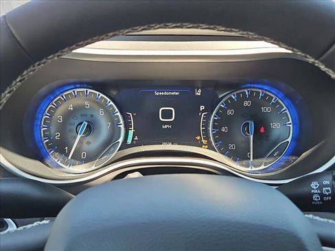 Used 2025 Chrysler Pacifica Select image 11
