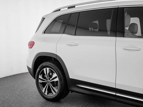 Used 2025 Mercedes-Benz GLB 250 4MATIC image 41