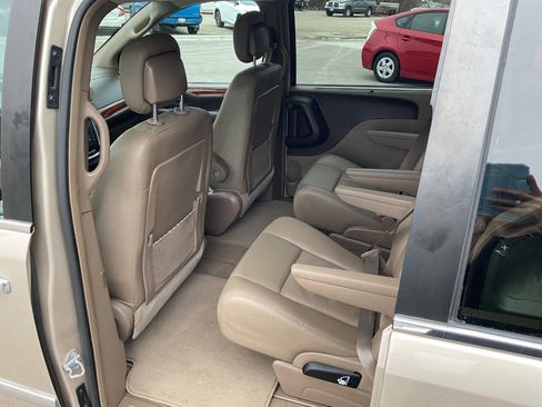 Used 2016 Chrysler Town & Country Touring w/ Driver Convenience Group image 28